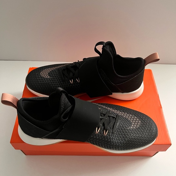 Women’s Nike Air Zoom Strong - Picture 2 of 5
